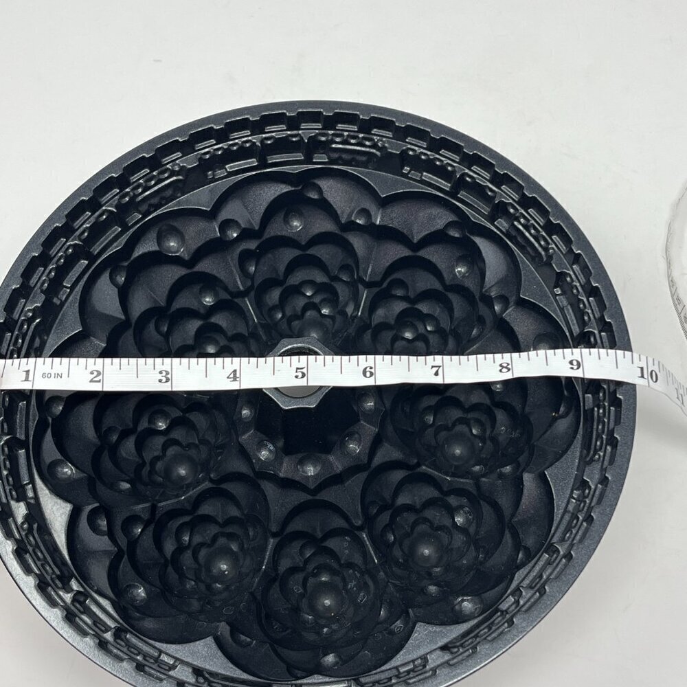 Nordic Ware Holiday Tree Bundt Cake Pan 10 cups cast aluminum EUC - Picture 8 of 8